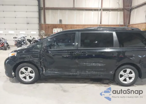 2013 Toyota Sienna Le V6 8 Passenger z USA, uszkodzony, nr VIN 5TDKK3DC7DS352293